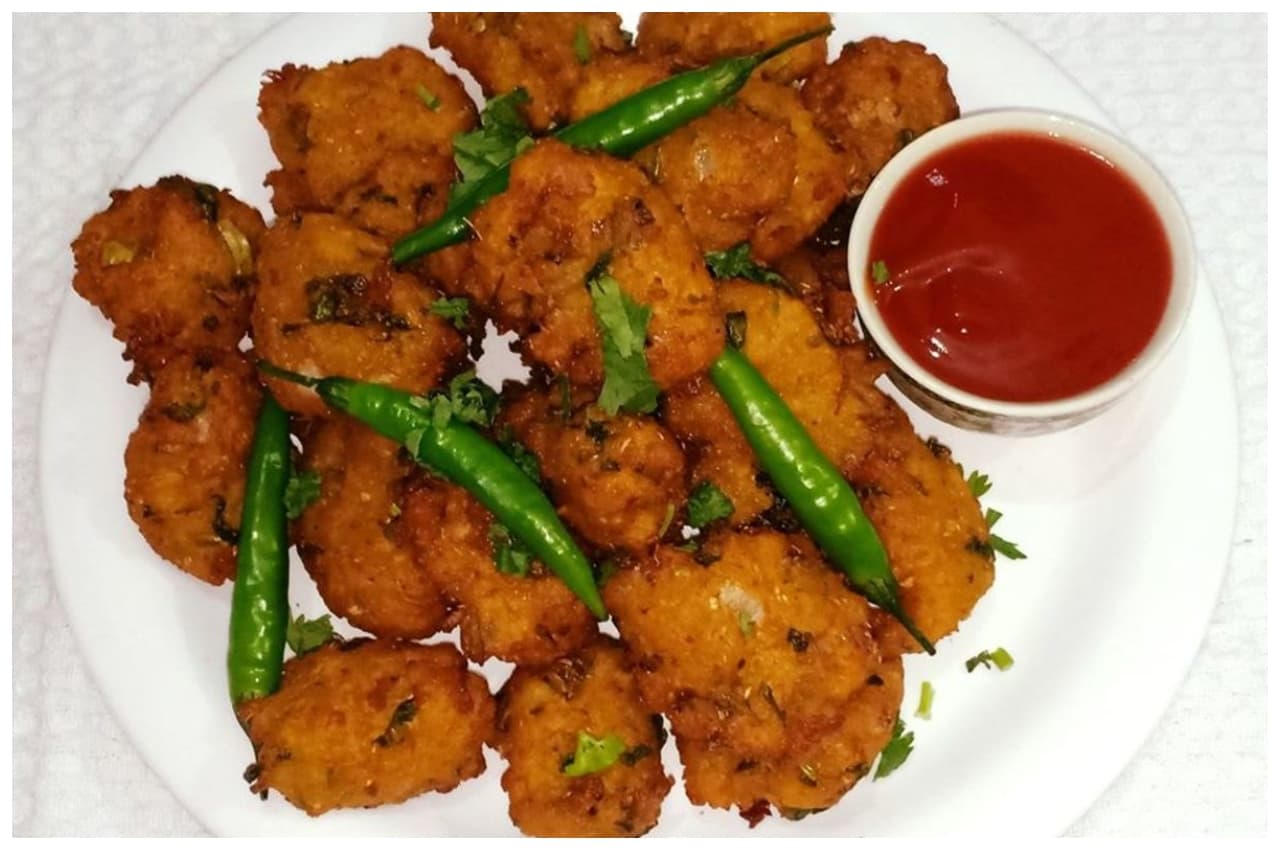 Poha Pakoda Recipe: बारिश में लें पोहा पकोड़े का मजा, मिनटों में होते हैं तैयार