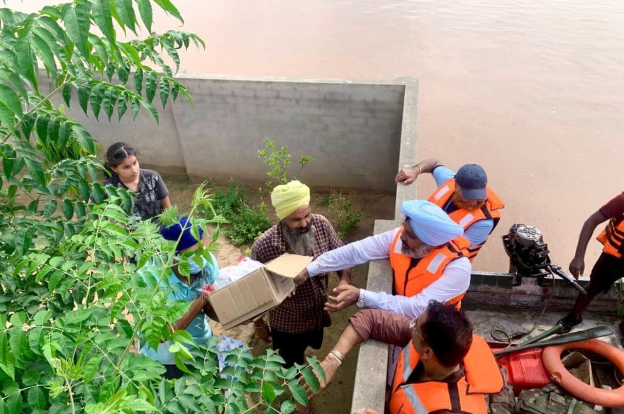 कैबिनेट मंत्री हरपाल चीमा और अमन अरोड़ा ने किया बाढ़ प्रभावित इलाकों का दौरा, राहत कार्यों का लिया जायजा