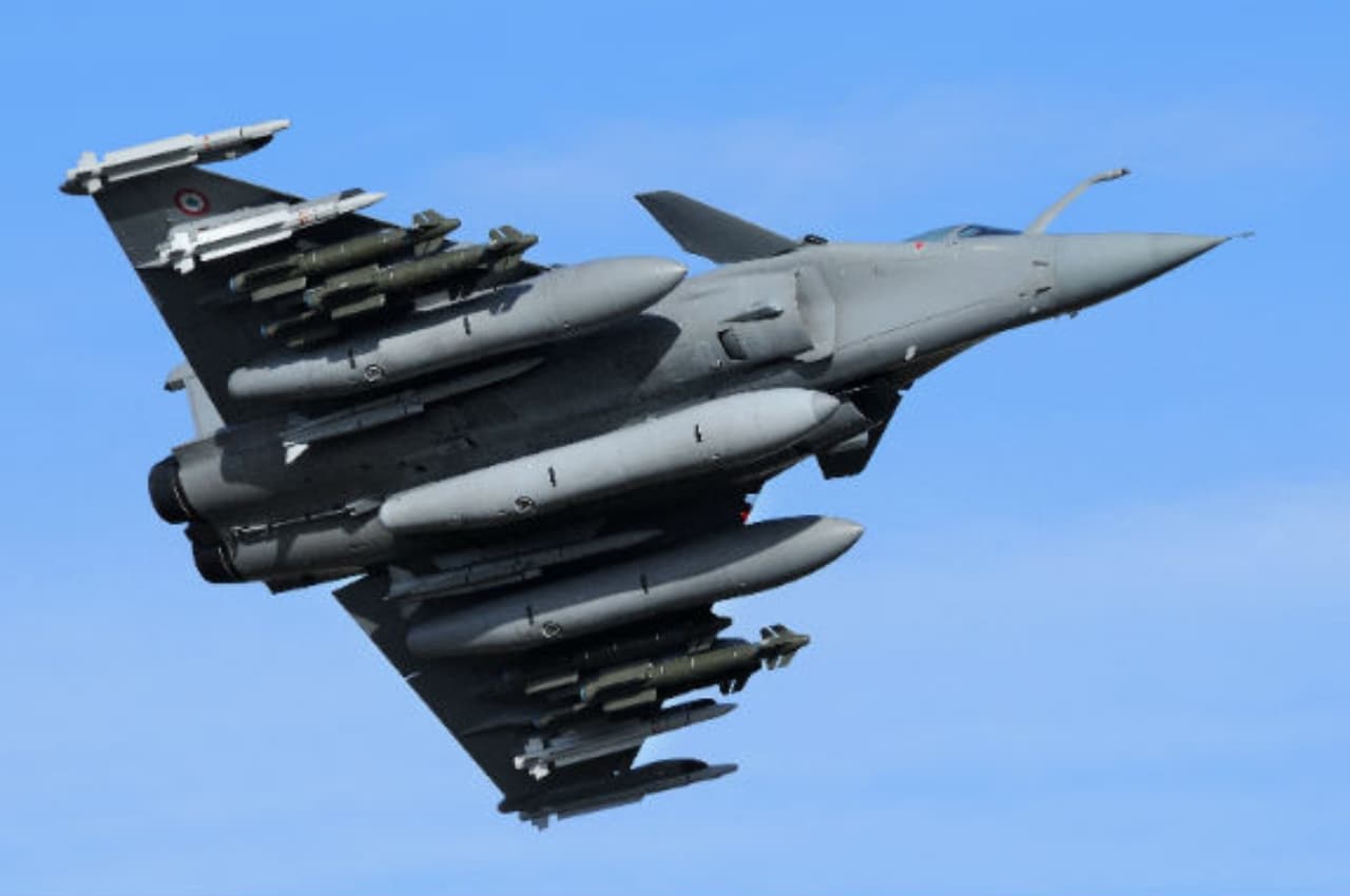 राफेल लड़ाकू विमानों में जोड़ें भारतीय हथियार, IAF ने फ्रांसीसी फर्म डसॉल्ट को दिए सुझाव