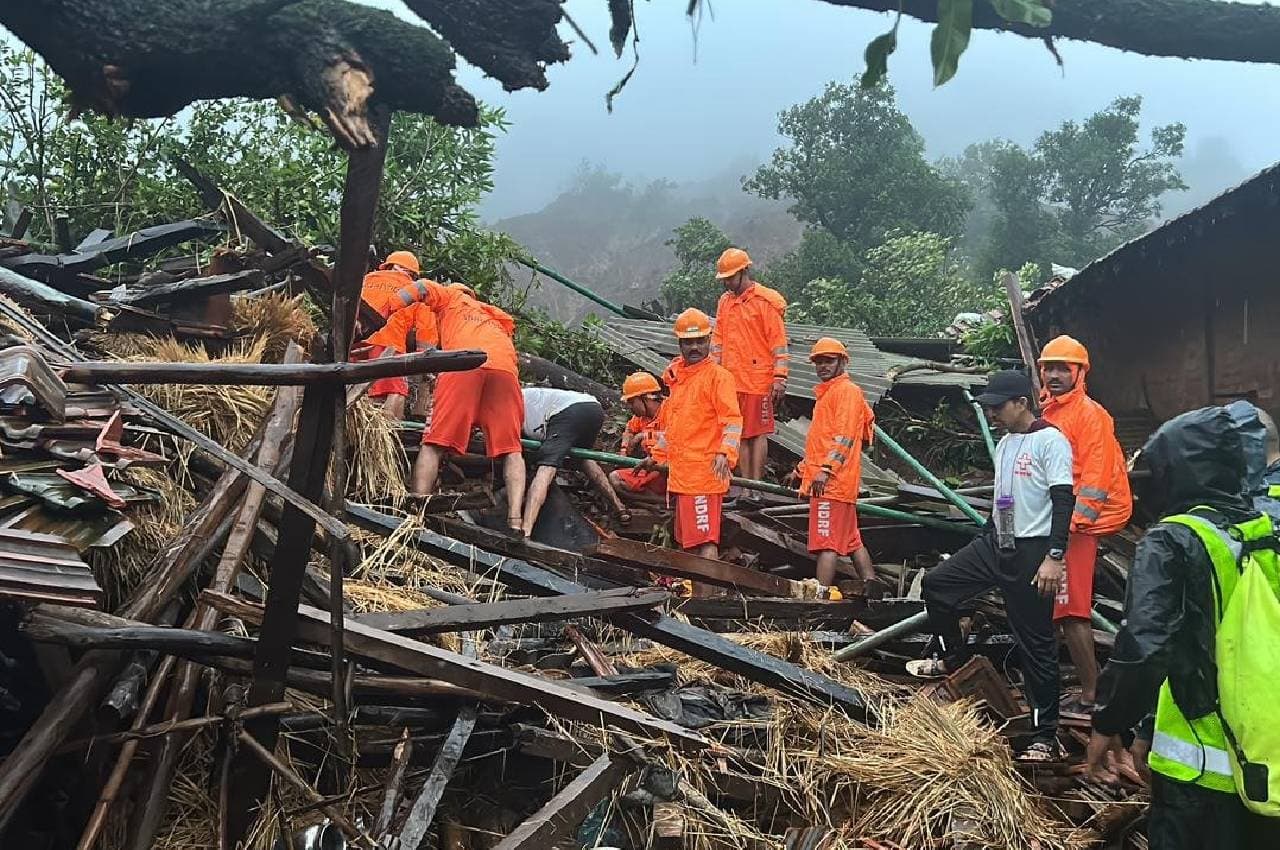महाराष्ट्र: रायगढ़ में लैंडस्लाइड से 10 लोगों की मौत, 60 से ज्यादा के फंसे होने की आशंका, 75 को निकाला