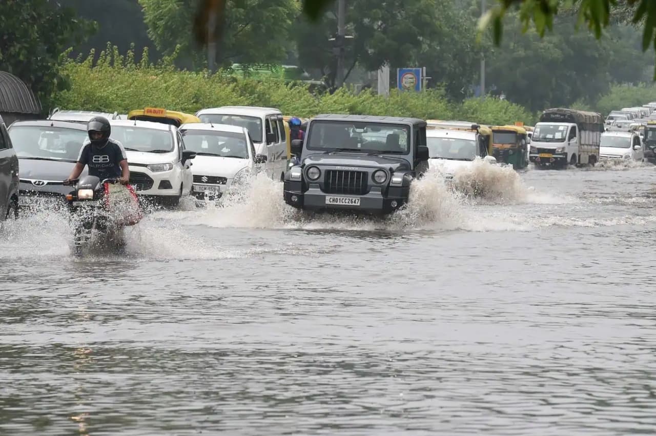 Rain In Delhi-Ncr: दिल्ली-एनसीआर में तूफानी बारिश, सड़कें हुई पानी-पानी, नोएडा में स्कूल बंद