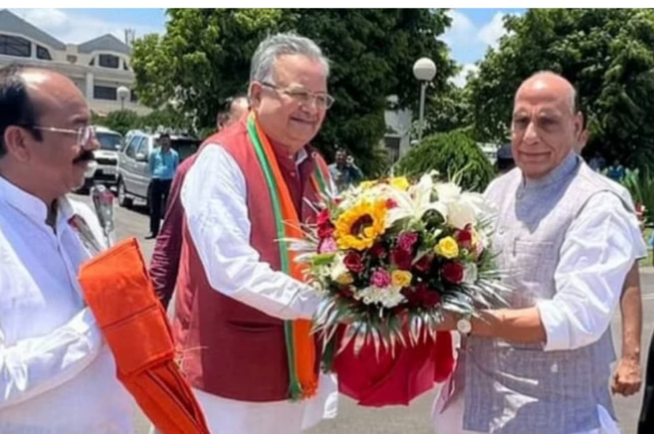 रायपुर पहुंचे राजनाथ सिंह, एयरपोर्ट पर भाजपा नेताओं ने किया स्वागत