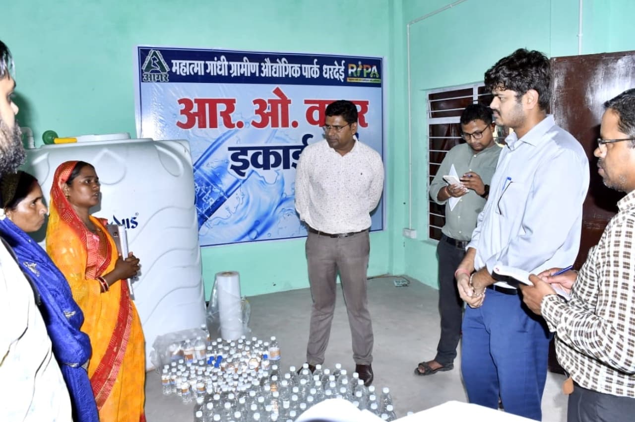 रायपुर: धरदेई के रीपा में मिनरल वाटर, फर्नीचर, पीनट चिक्की और आर्टिफिशियल ज्वेलरी बना रहीं महिलाएं