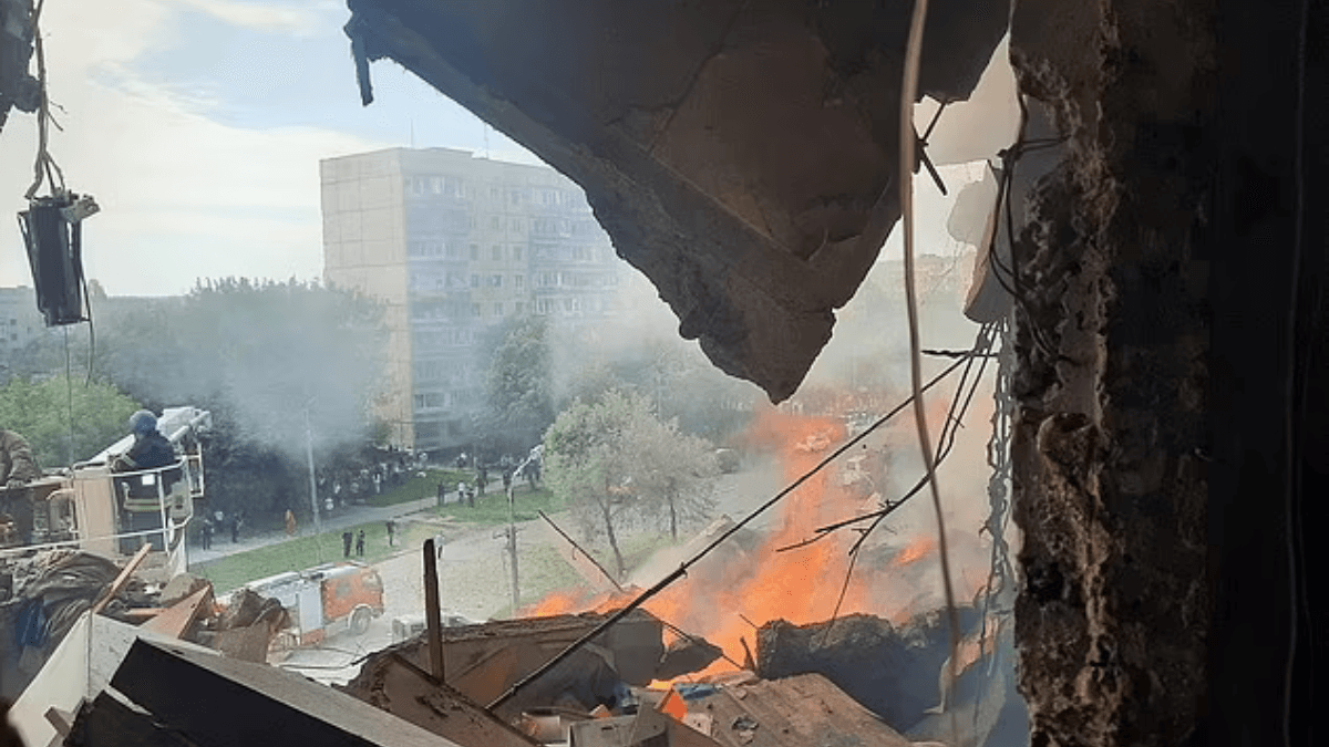 Russia-Ukrain War: पुतिन ने मिसाइलों से लिया ड्रोन अटैक का बदला, खंडहर में बदला जेलेंस्की का शहर
