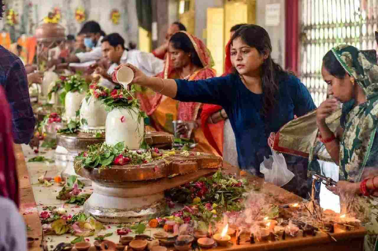 Sawan Somwar 2023: सावन के पहले सोमवार पर शिवालयों में भक्‍तों की भीड़, महादेव के जयकारों से गूंजे मंदिर, देखिए Video