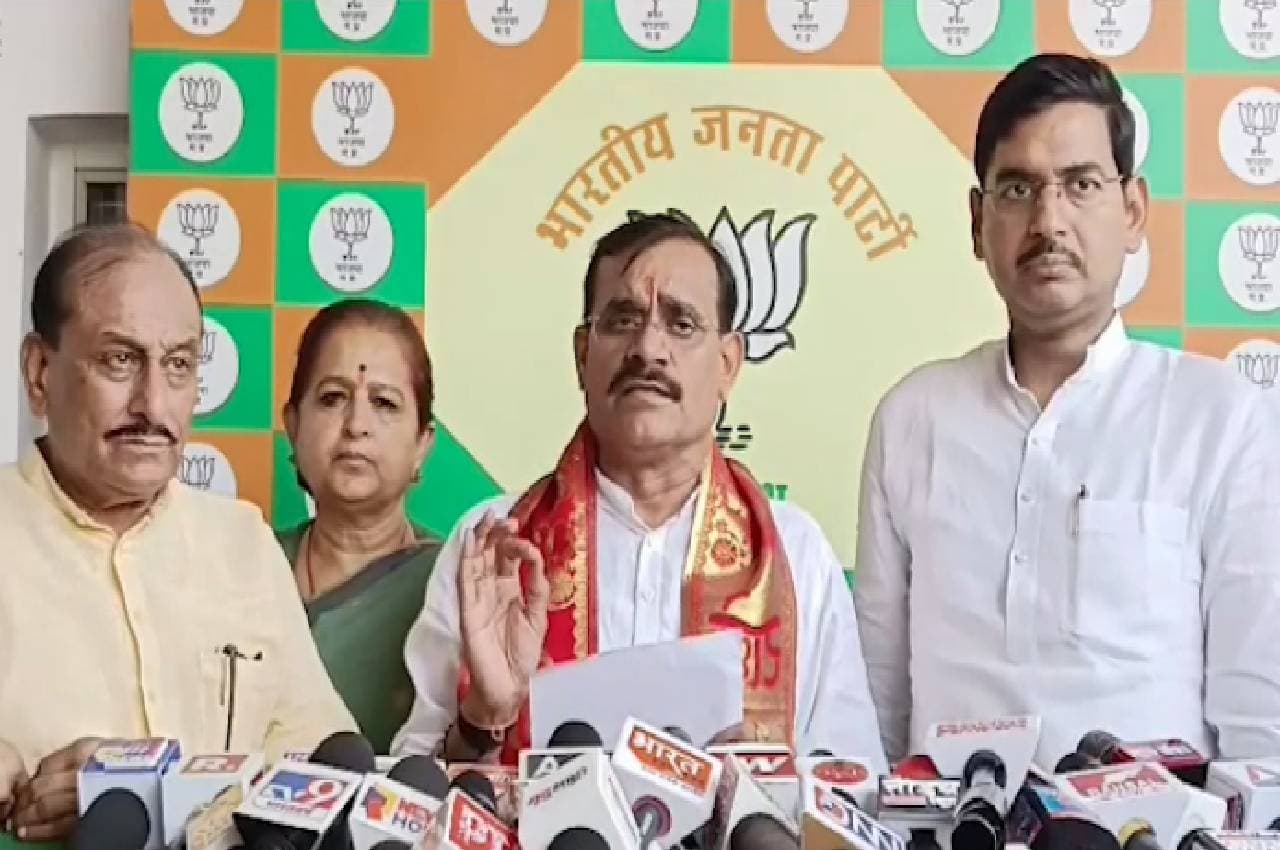 MP के शिवपुरी में समुदाय विशेष के लोगों ने दलित के चेहरे पर पोती कालिख, जूतों की माला पहनाई, VD शर्मा ने साधा कांग्रेस पर निशाना