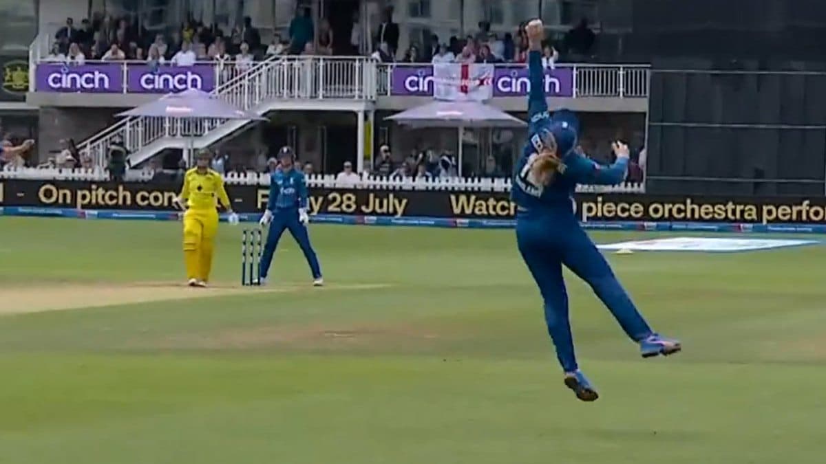 ENG W vs AUS: 'कैच हो तो ऐसा' महिला क्रिकेटर की फुर्ती देख देख चौंक जाएंगे आप