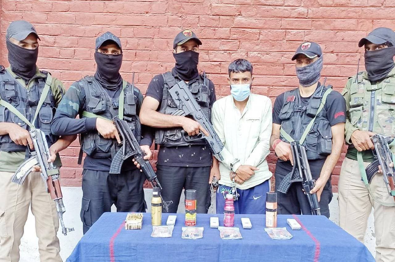 जम्मू-कश्मीर: श्रीनगर पुलिस ने लश्कर के आतंकी को पकड़ा, 4 परफ्यूम आईईडी बरामद