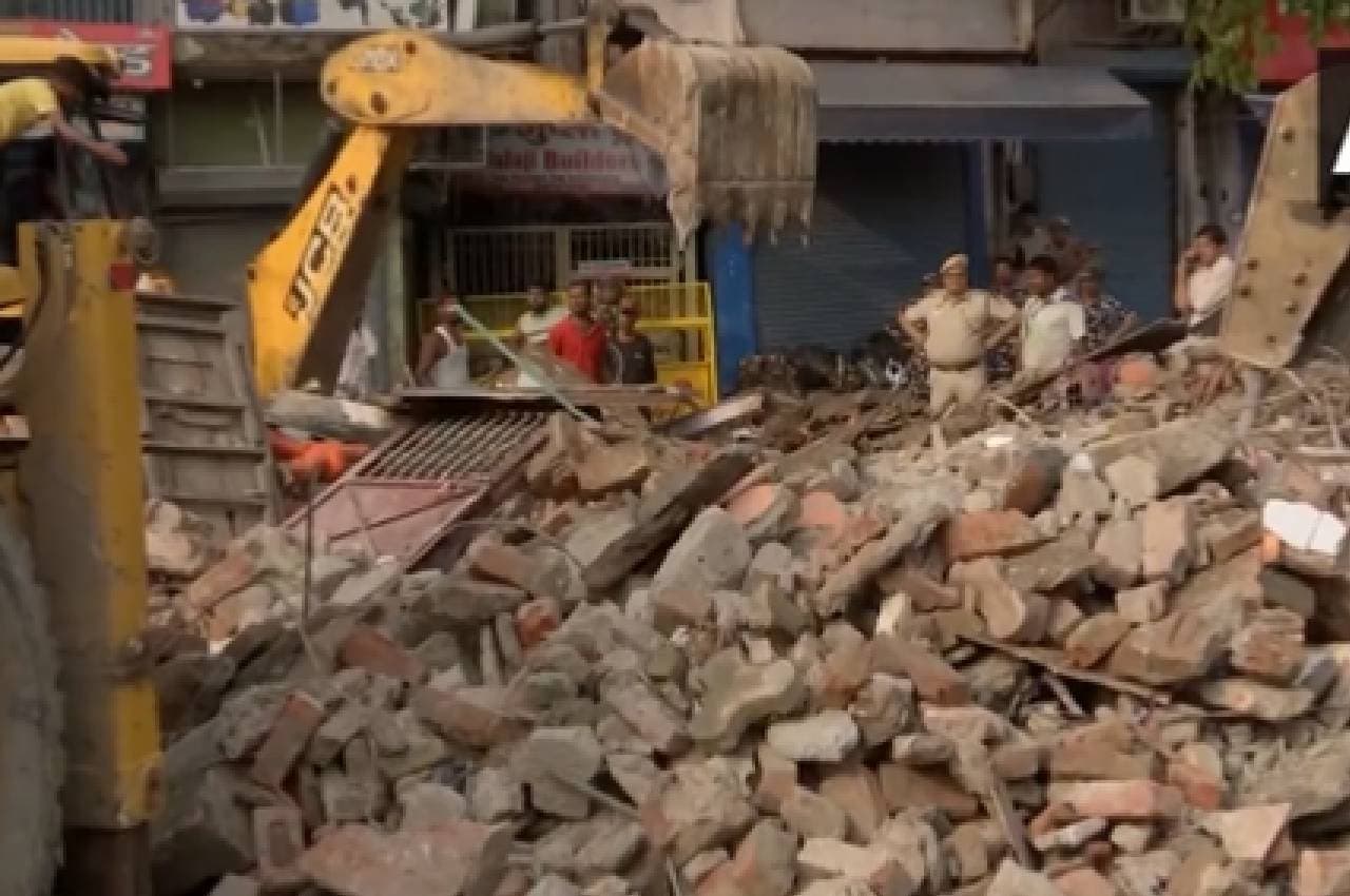 दिल्ली के भजनपुरा में PWD ने मंदिर और दरगाह तोड़े, भारी संख्या में पुलिस और सीआरपीएफ तैनात
