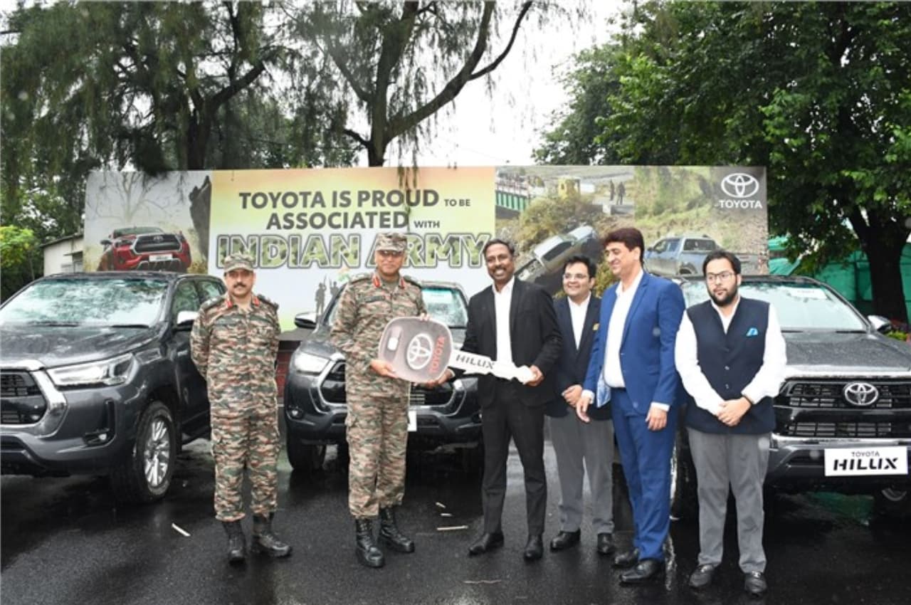 सेना के बेड़े में शामिल हुआ Toyota Hilux, पानी हो या पहाड़ इसे रोकने वाला कोई नहीं
