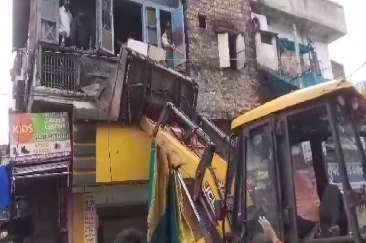 बाबा महाकाल की सवारी पर थूकने वाले का घर ढहाया, DJ और ढोल बजवाकर चलाया बुलडोजर
