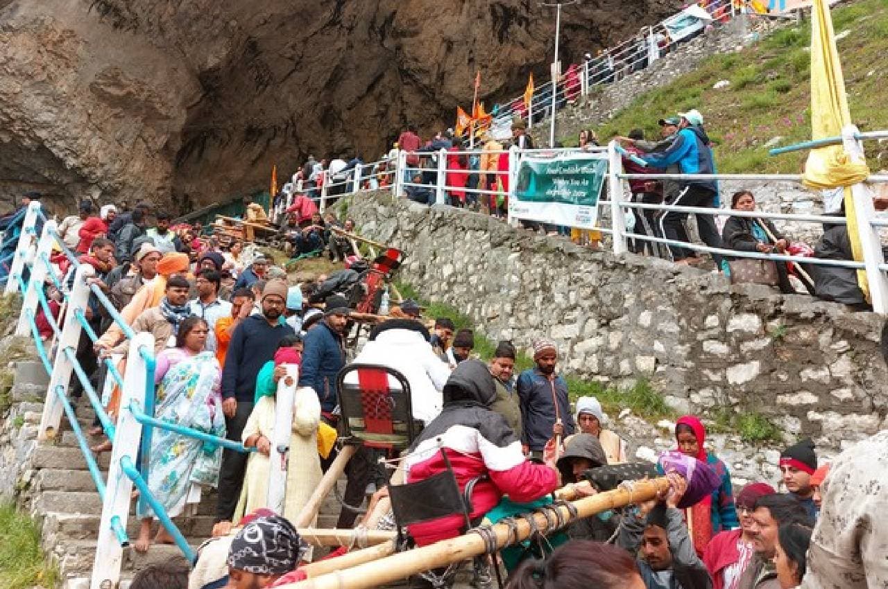जम्मू-कश्मीर: मौसम में सुधार के बाद पहलगाम मार्ग पर तीसरे दिन अमरनाथ यात्रा शुरू, रामबन में फंसे थे 6 हजार यात्री
