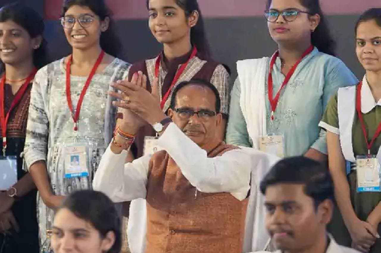 सीएम शिवराज ने लैपटॉप की राशि की ट्रांसफर, कहा-CBSE टॉपर को भी मिलेंगे