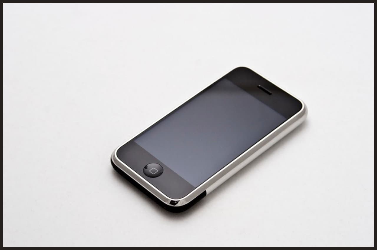 डेढ़ करोड़ रुपये से ज्यादा में बिका 16 साल पुराना iPhone, टूटे सारे रिकॉर्ड