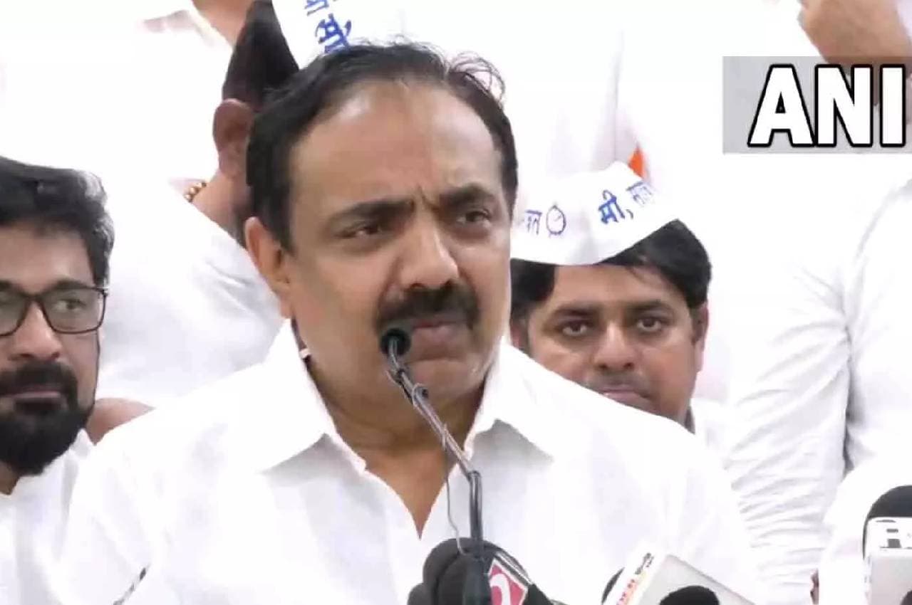 NCP Crisis: बगावत के बाद एनसीपी ने अजित पवार और 8 अन्य विधायकों के खिलाफ दायर की अयोग्यता याचिका