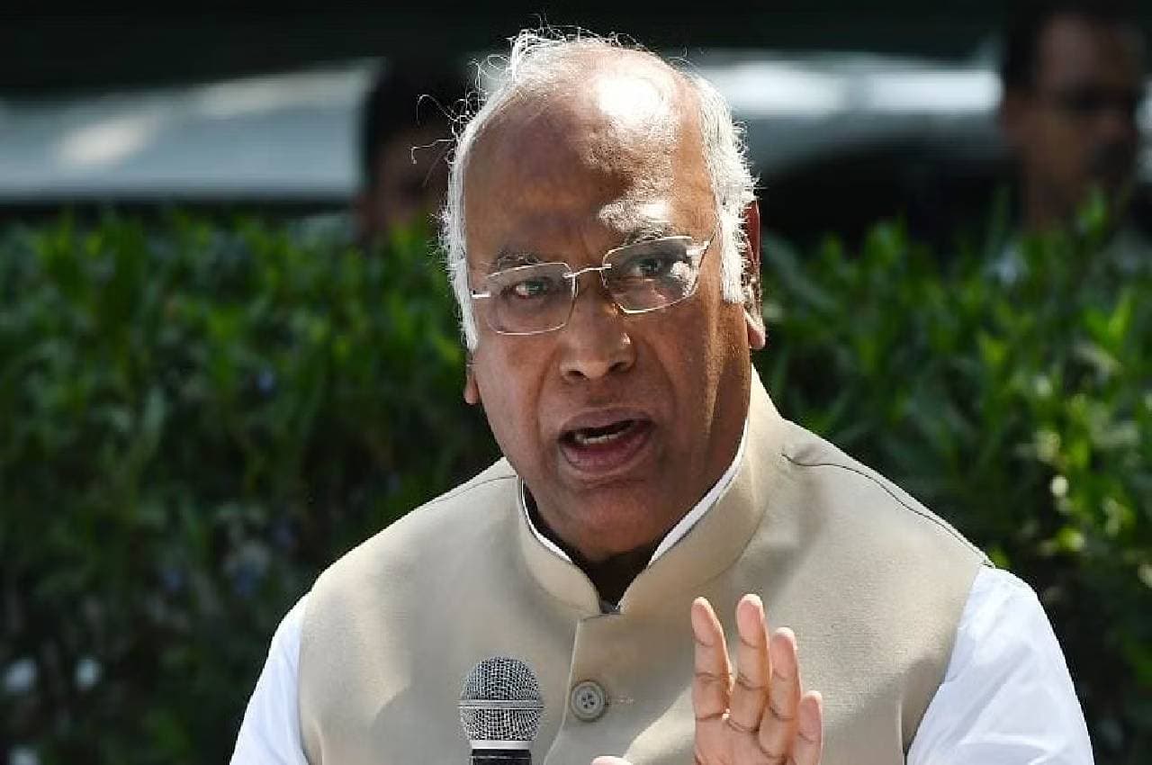 मल्लिकार्जुन खड़गे का केंद्र पर तंज, बोले- पीएम मोदी हमें आतंकवादी कहते हैं, अमित शाह पत्र लिखते हैं