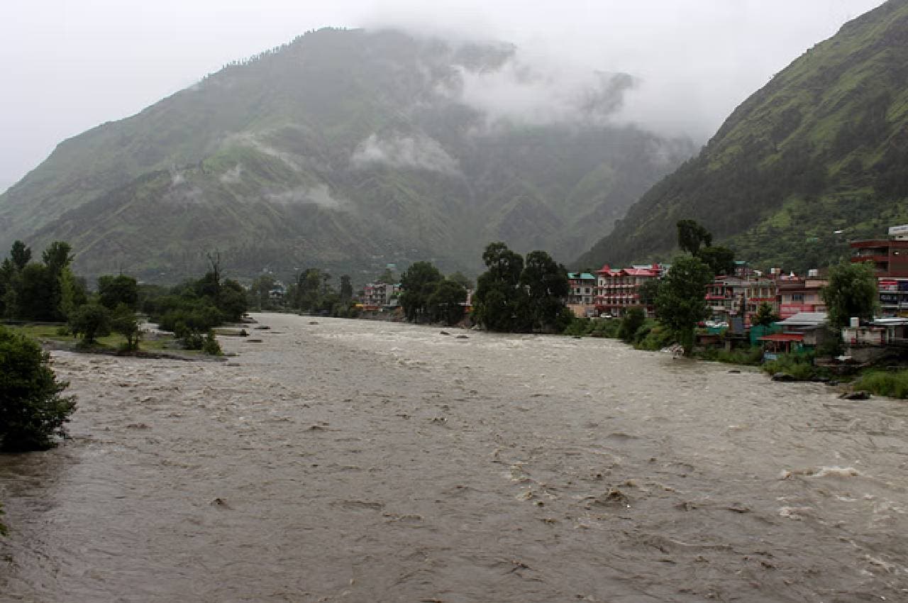 हिमाचल में दो सप्ताह में 72 लोगों की मौत, उत्तराखंड में ऑरेंज अलर्ट; आखिर आसमान से क्यों बरस रही आफत?