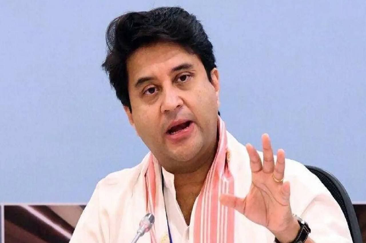 ज्योतिरादित्य सिंधिया का प्रियंका गांधी पर पलटवार, कहा-2014 के पहले कतारें लगानी पड़ती थी