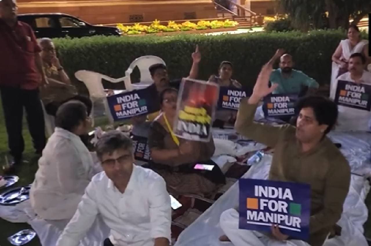 मणिपुर में हिंसा, संजय सिंह के निलंबन पर बिफरे विपक्षी सांसद, संसद परिसर में रातभर दिया धरना
