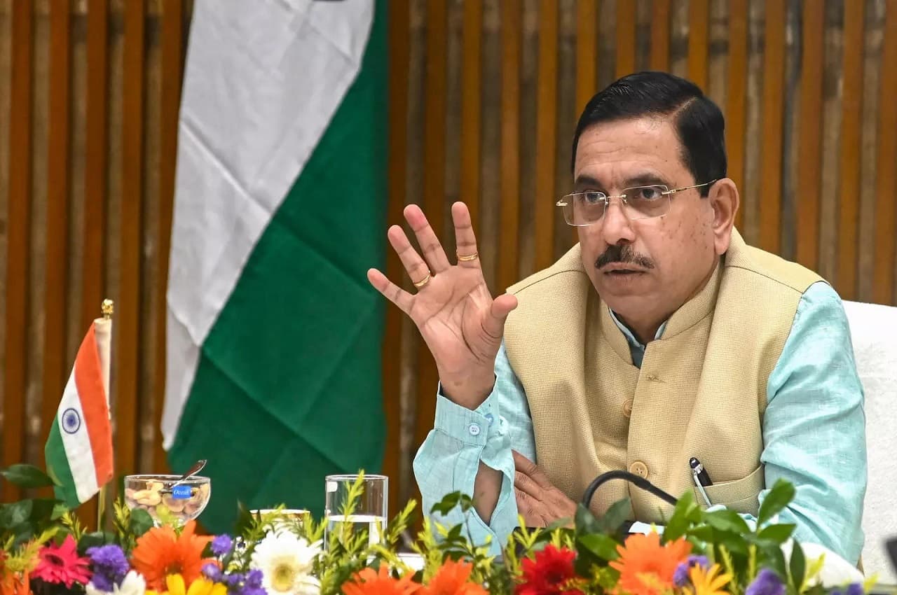 विपक्ष के अविश्वास प्रस्ताव लाने की तैयारी पर सरकार का तंज, प्रह्लाद जोशी बोले- इससे हमारी सीटें और बढ़ जाएंगी