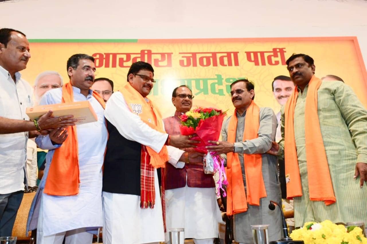 BJP में शामिल हुए VHP नेता राजेश तिवारी, सीएम शिवराज और वीडी शर्मा ने दिलाई पार्टी की सदस्यता