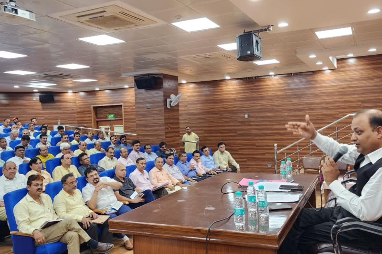दिल्ली जल बोर्ड के उपाध्यक्ष सोमनाथ भारती बोले- जल बोर्ड को सर्वश्रेष्ठ संस्था बनाना है लक्ष्य, अधिकारी बिना भय के करें काम