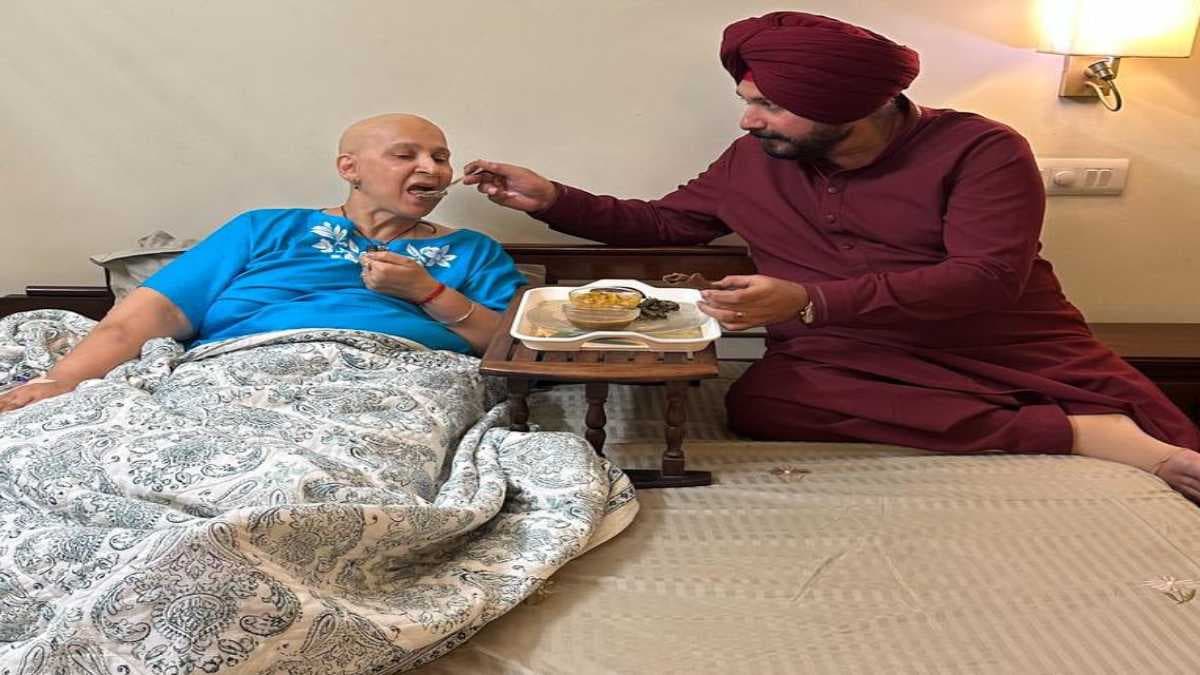 कॉन्ग्रेस नेता नवजोत सिद्धू ने अपने हाथ से खिलाया कैंसर से लड़ रही डॉक्टर पत्नी को खाना; लिखी ये Emotional Post