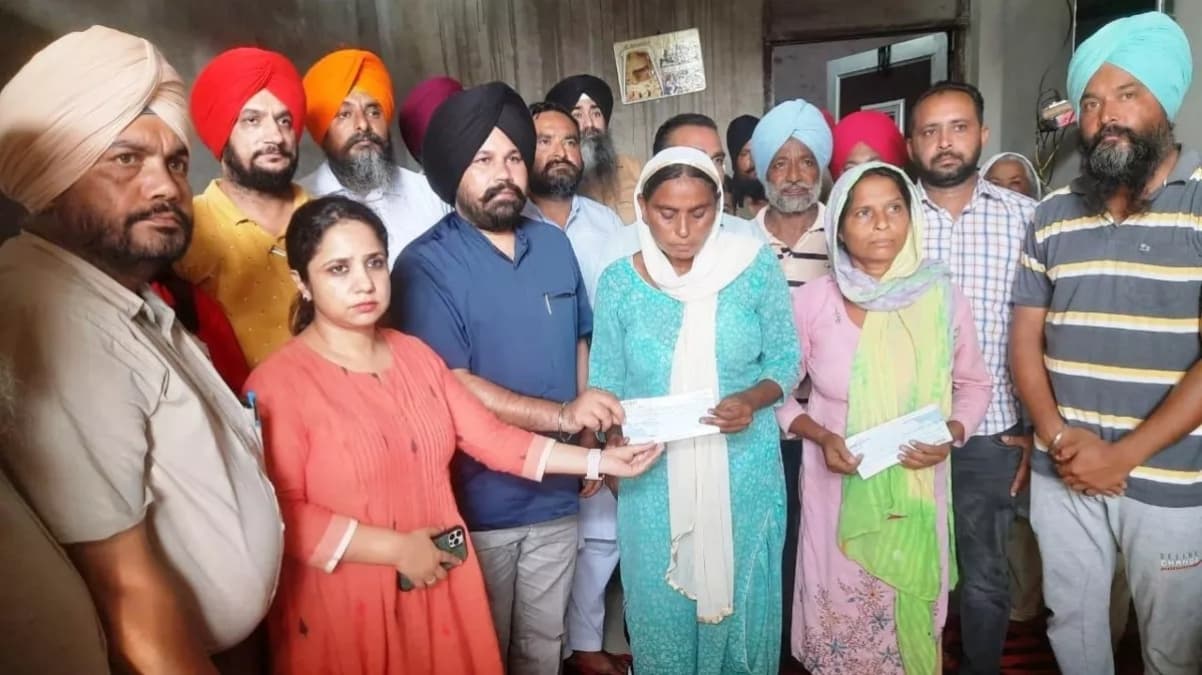 गुरदासपुर में बाढ़ में डूबे किशोरों के परिजनों को पंजाब सरकार ने दी चार-चार लाख की आर्थिक सहायता, MLA और SDM ने सौंपे पीड़ितों को चेक