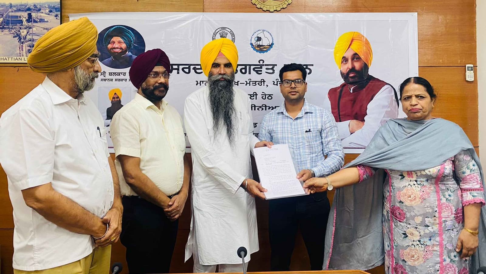 पंजाब जलापूर्ति एवं सीवरेज बोर्ड के चेयरमैन डॉ. आहलूवालिया ने सौंपे 21 जूनियर इंजीनियर्स को नियुक्ति पत्र