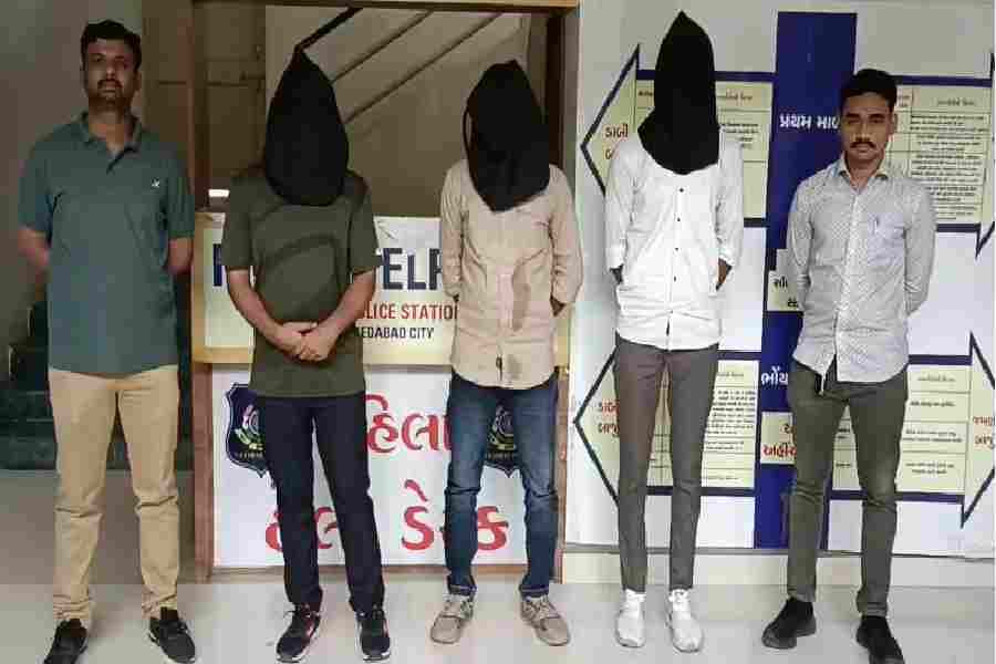 खाकी पर लगा काला दाग, गुजरात हाईकोर्ट ने लिया स्वत: संज्ञान