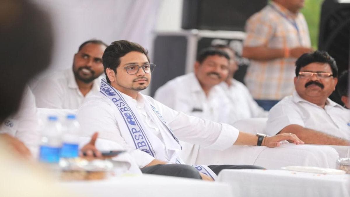 आकाश के कंधे पर मायावती का हाथ, क्या अब तय है आकाश आनंद का बीएसपी का उत्तराधिकारी बनना