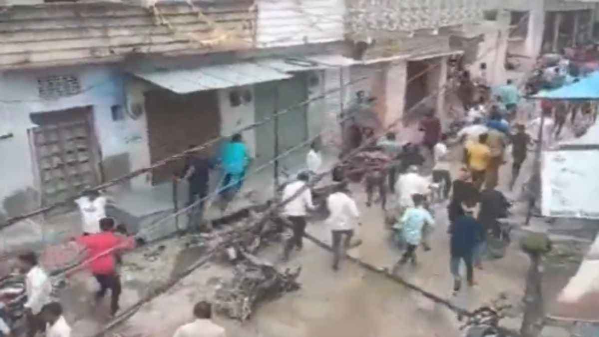 Bhilwara: लुहारिया मामले को लेकर हिंदू संगठनों का प्रदर्शन, एसपी ऑफिस घेरने जा रहे कार्यकर्ताओं को पुलिस ने रोका