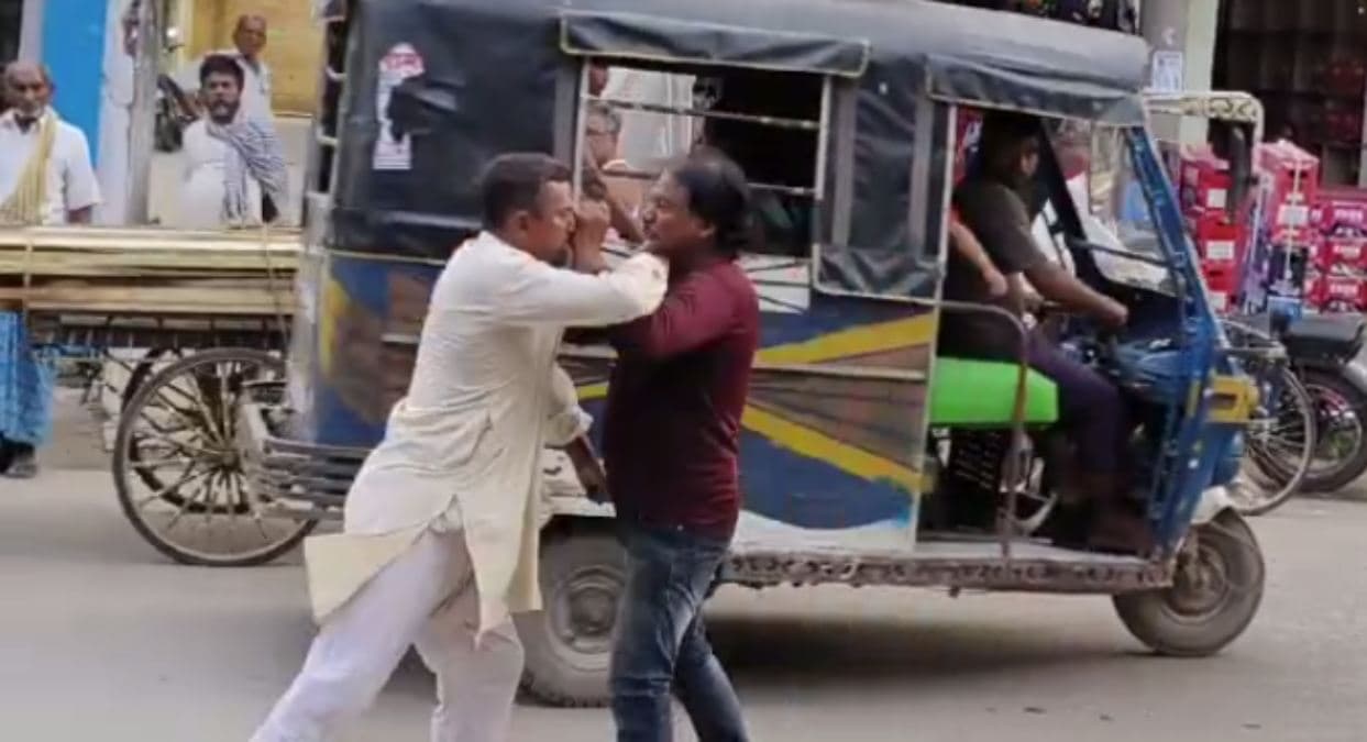 शराबियों की स्लो मोशन लड़ाई को देख रह जाएंगे हैरान, Watch Video