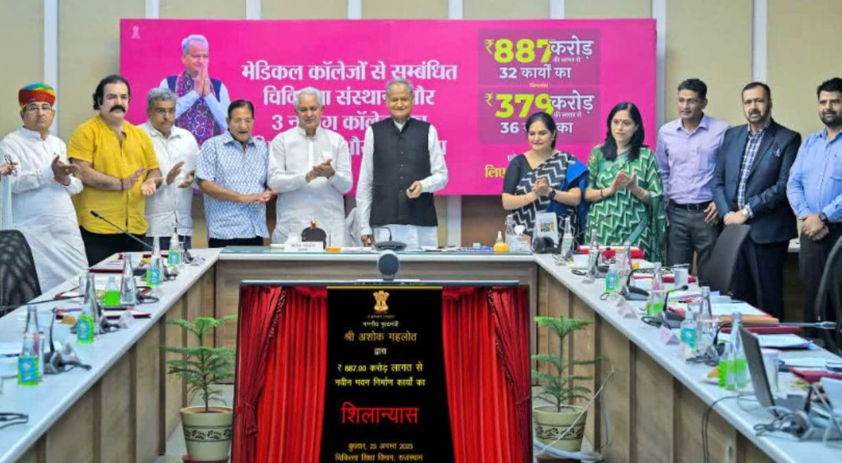 Rajasthan News: सीएम गहलोत ने मोबाइल कैंसर वैन को दिखाई हरी झंडी, करोड़ों रुपए के विकास कार्यों का किया शिलान्यास