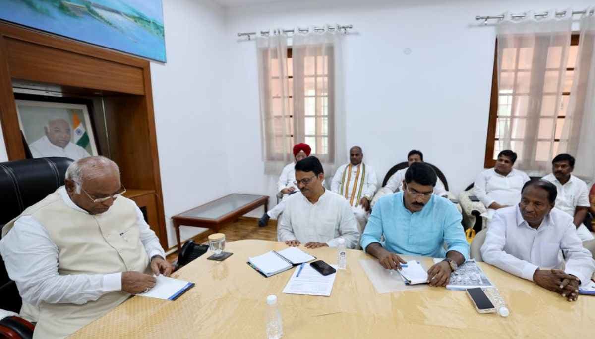 मल्लिकार्जुन खड़गे ने नई CWC के जरिए कांग्रेस को दी एनर्जी, ऐसे साधेंगे कई सियासी फायदे!