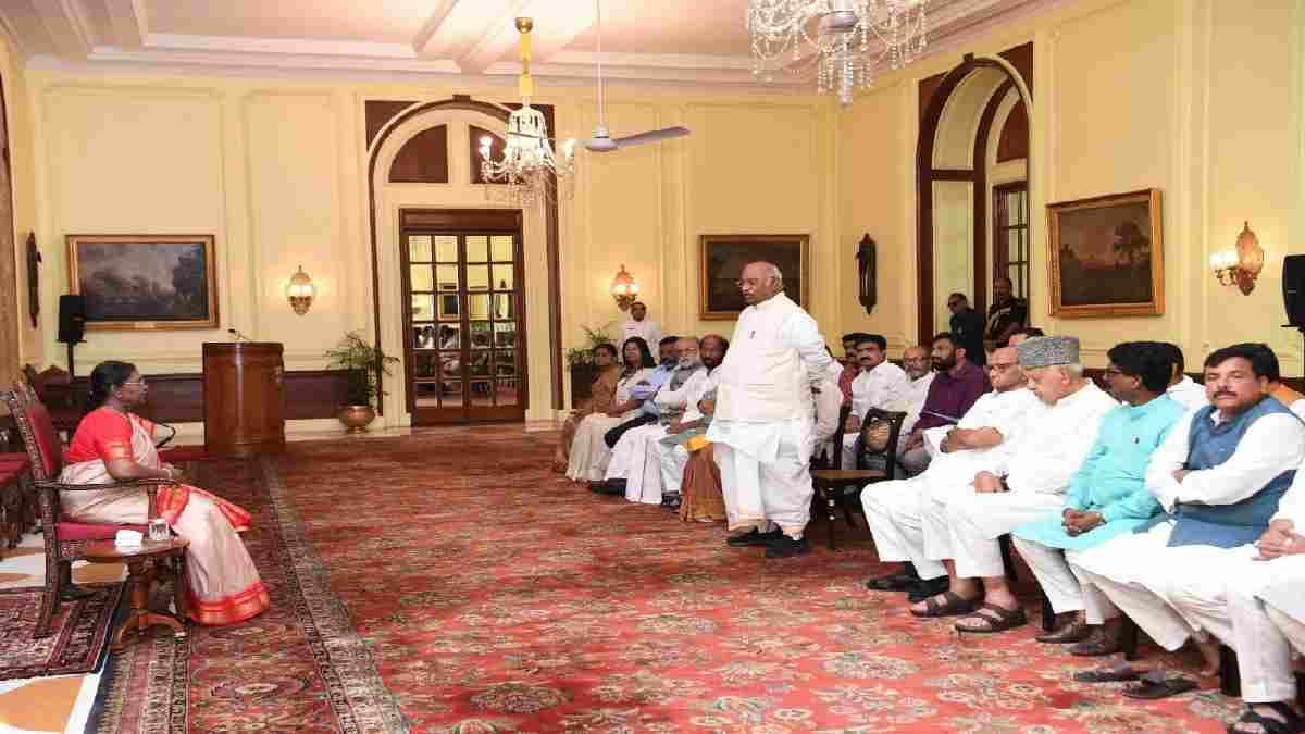 'INDIA' के 31 सांसदों ने राष्ट्रपति से की मुलाकात, मणिपुर के मुद्दे पर सौंपा ज्ञापन, खरगे बोले- राहत शिविर में लोगों का बुरा हाल