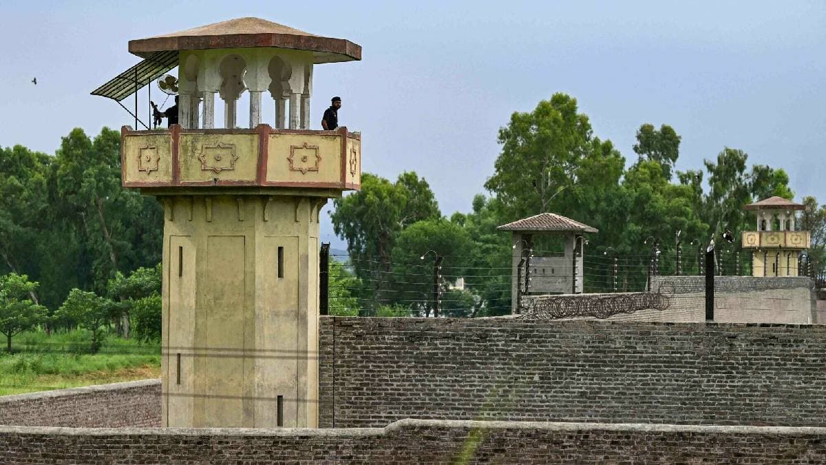 कुर्सी, मेज, गद्दा... इमरान खान ऐसे काट रहे सजा, जानें 118 साल पुराने जेल का क्या है इतिहास?