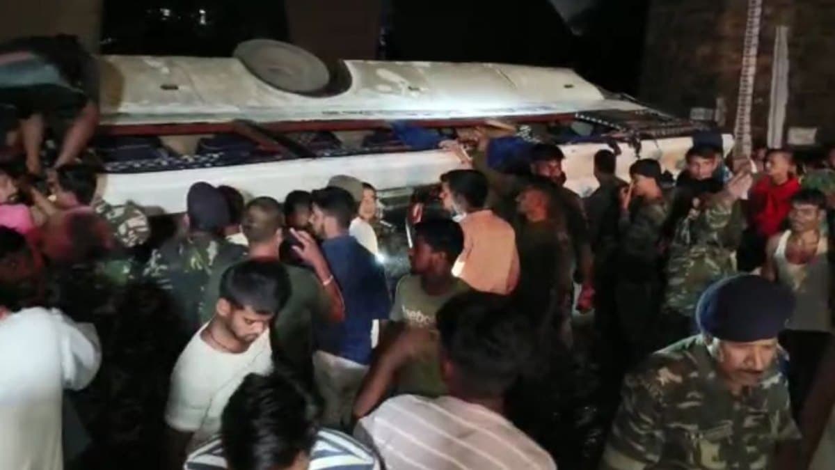 झारखंड में बड़ा हादसा: बराकर नदी में अनियंत्रित होकर गिरी बस, तीन की मौत, दर्जनभर घायल