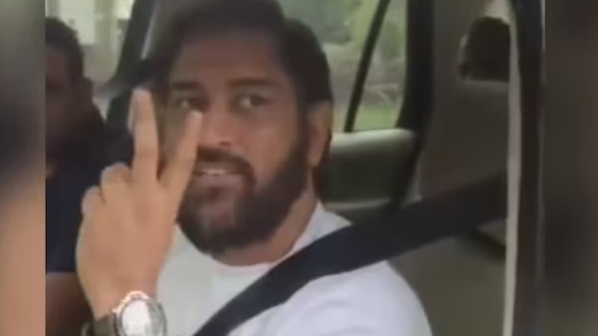Video: 'कौनसा वाला गोल चक्कर...' जब रांची का रास्ता भूल गए एमएस धोनी, सड़क पर गाड़ी लगा लड़कों से पूछा रास्ता