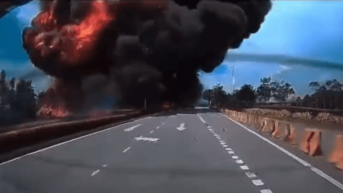 Charter plane crash VIDEO: मलेशिया में चार्टर प्लेन एक्सप्रेस-वे पर क्रैश, हादसे में पायलट समेत सभी यात्रियों की मौत