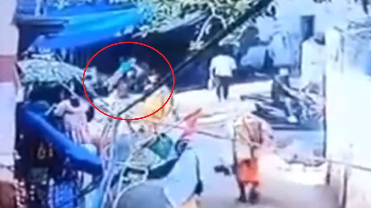 कान्हा की नगरी से आई दिल दहला देने वाली खबर: 5 साल के बच्चे को पैर से पकड़ जमीन पर पटका, लोगों ने दी सजा