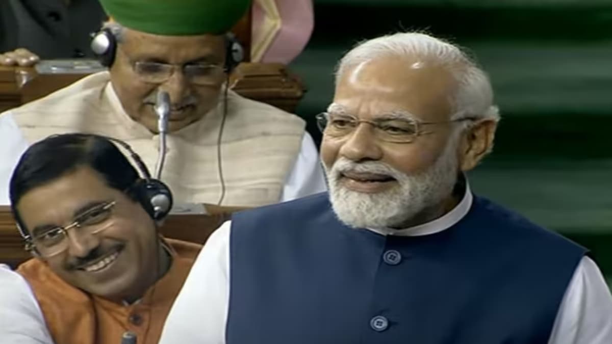 विपक्ष की नो बॉल्स पर PM मोदी ने खूब लगाए चौके-छक्के, ली ये दिलचस्प चुटकियां