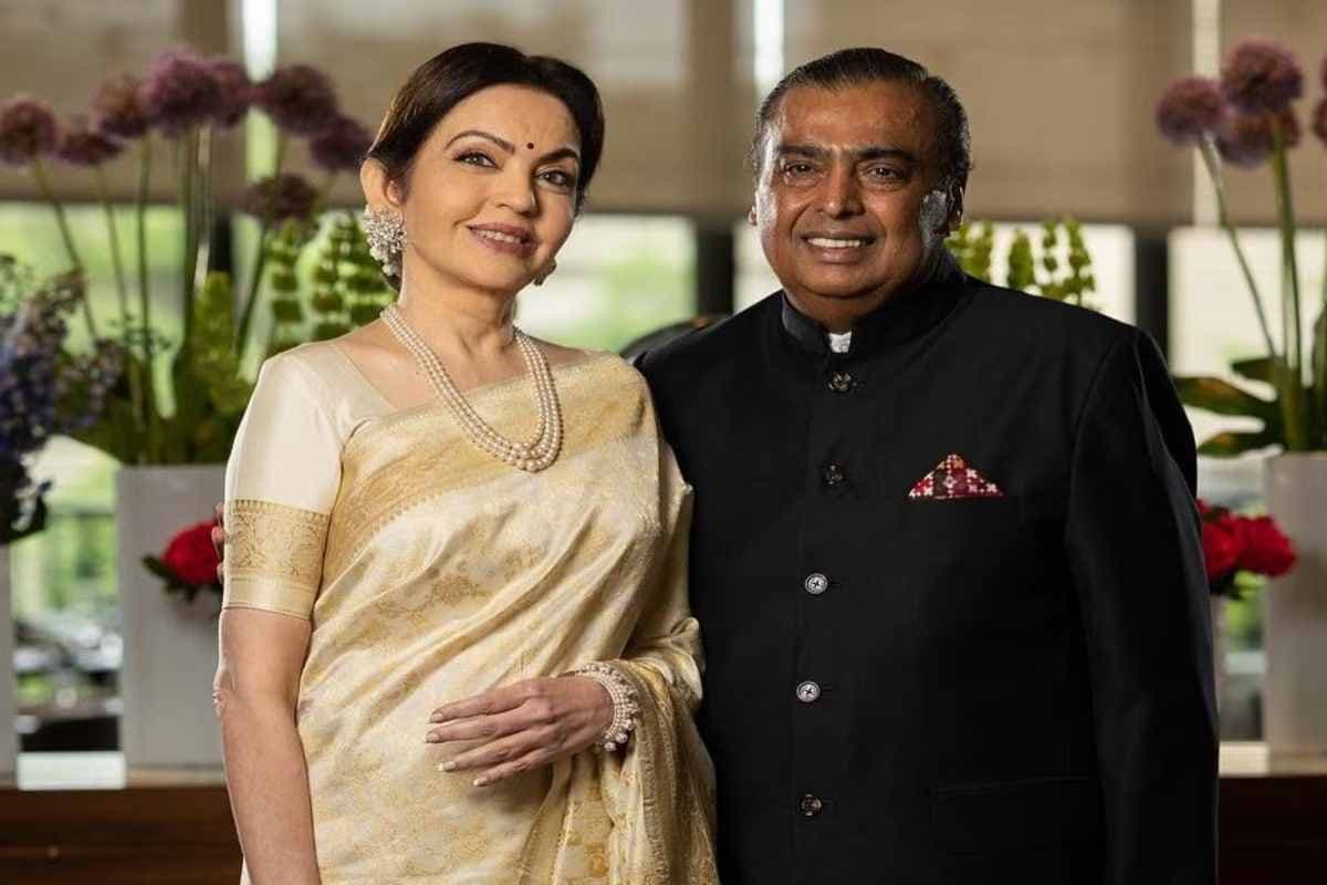Mukesh Ambani House: एंटीलिया में खास मशीन से बनाई जाती हैं रोटियां, शेफ की सैलरी जानकर उड़ जाएंगे होश