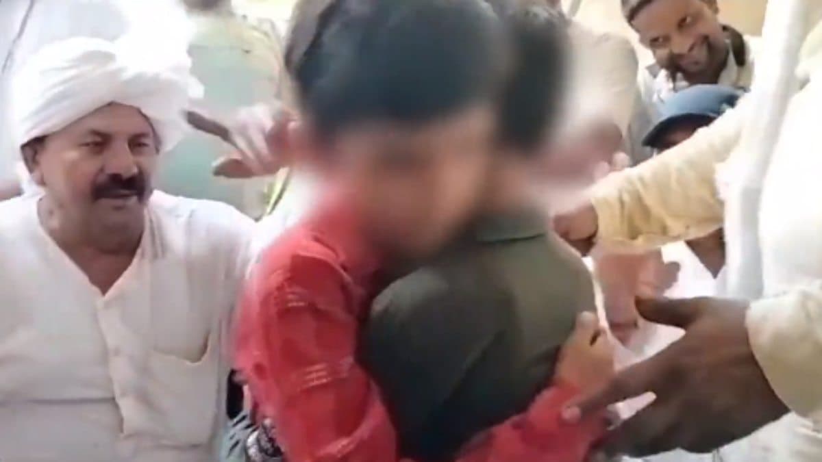 मुजफ्फरनगर स्कूल थप्पड़ कांडः नरेश टिकैत ने दोनों बच्चों को मिलवाया गले, बोले- माहौल नहीं बिगड़ने देंगे