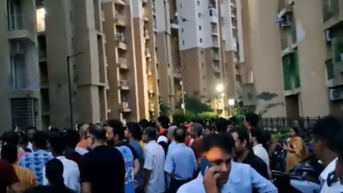 नोएडा की पॉश सोसायटी में लिफ्ट में फंसने से महिला की मौत, हंगामा