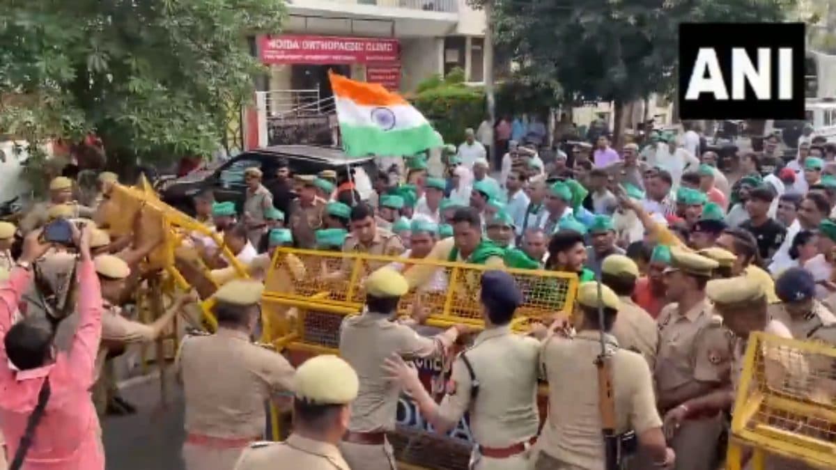 Noida विधायक पंकज सिंह के कार्यालय को घेरने की कोशिश; बैरिकेडिंग तोड़ी, पुलिस और किसानों की झड़प