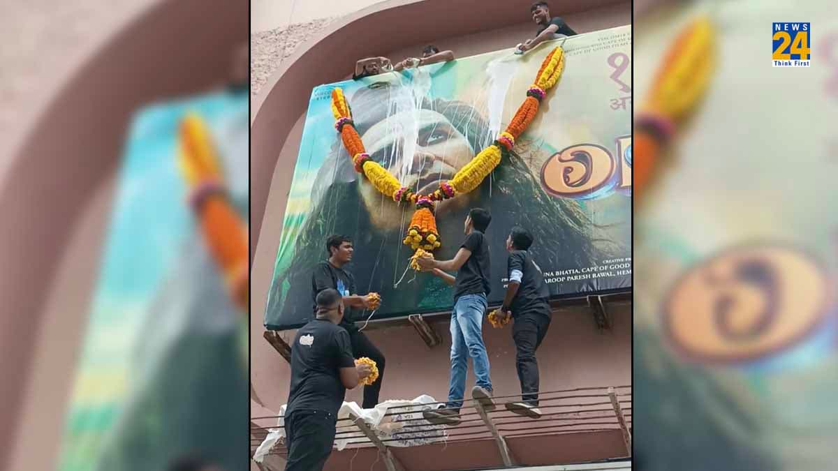 OMG 2 देखने के लिए दर्शकों ने थियेटर में काटा Gadar, Akshya kumar के पोस्टर पर चढ़ाया दूध