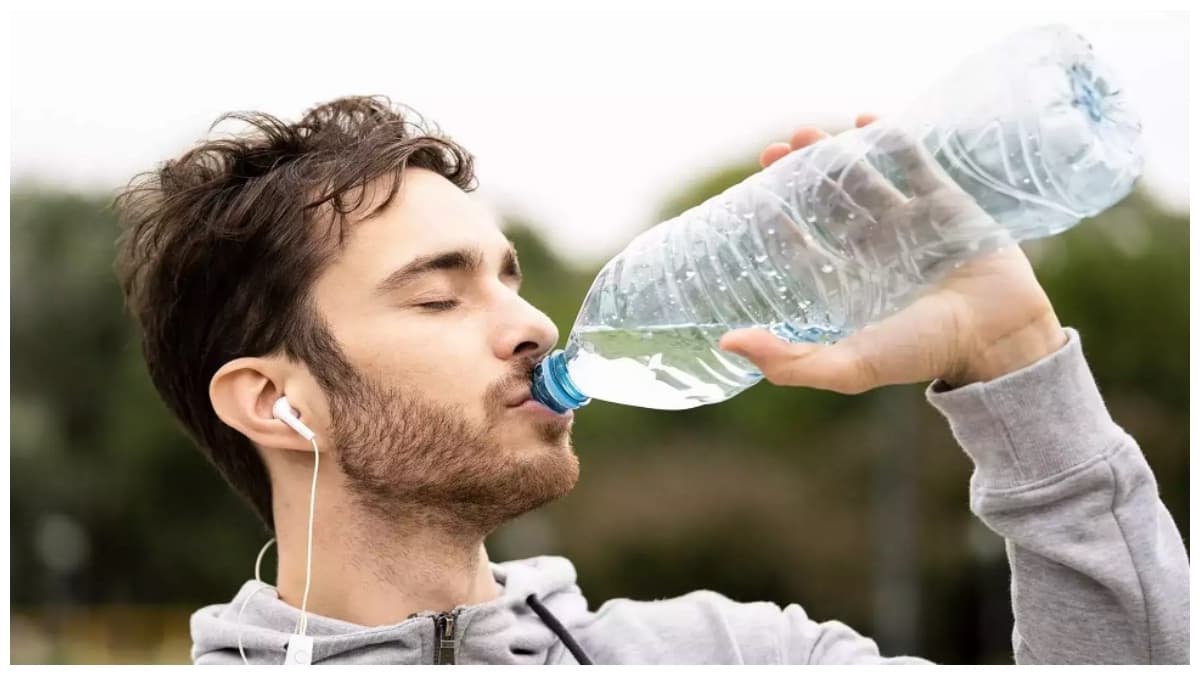 सावधान! नहीं तो Overhydration ले लेगा जान, आज ही जान लें इसके साइड इफेक्ट्स