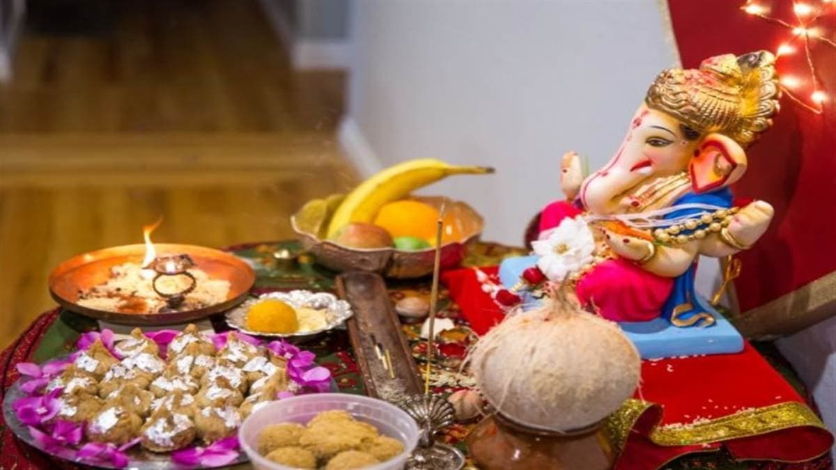 भगवान को भोग लगाते वक्त जरूर बोलें ये मंत्र, तभी पूजा होगी स्वीकार