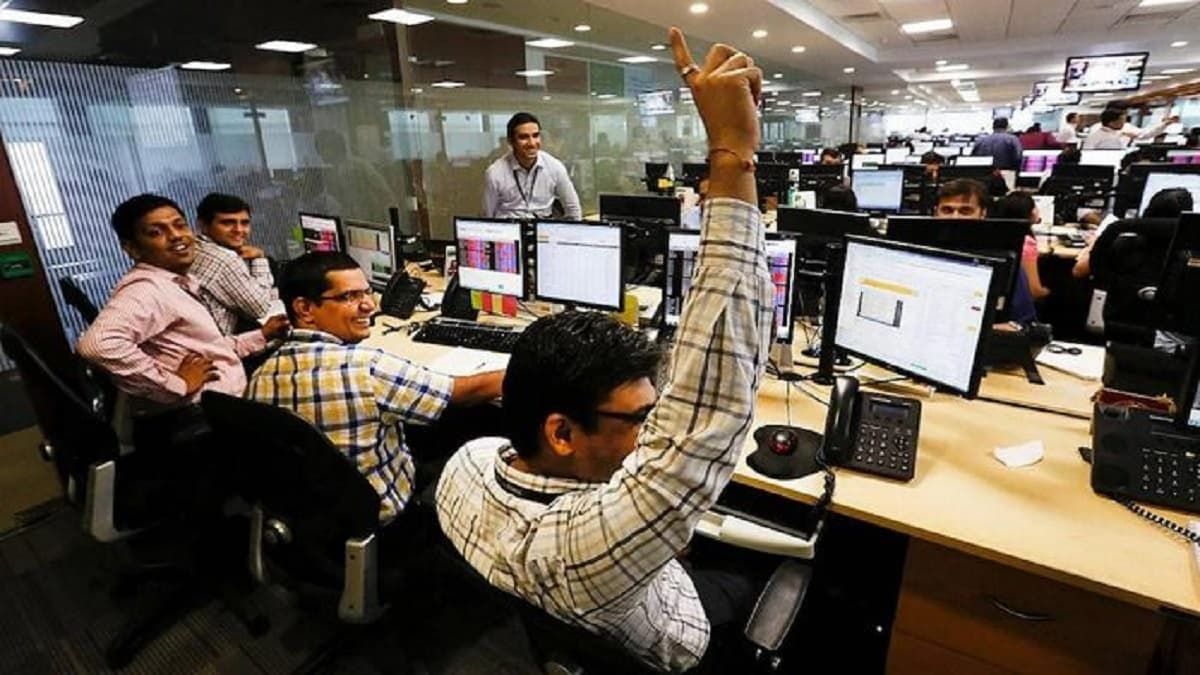 Retirement Age New Update: बढ़ सकती है इन सरकारी कर्मचारियों की रिटायरमेंट उम्र, जानिए सरकारी अपडेट